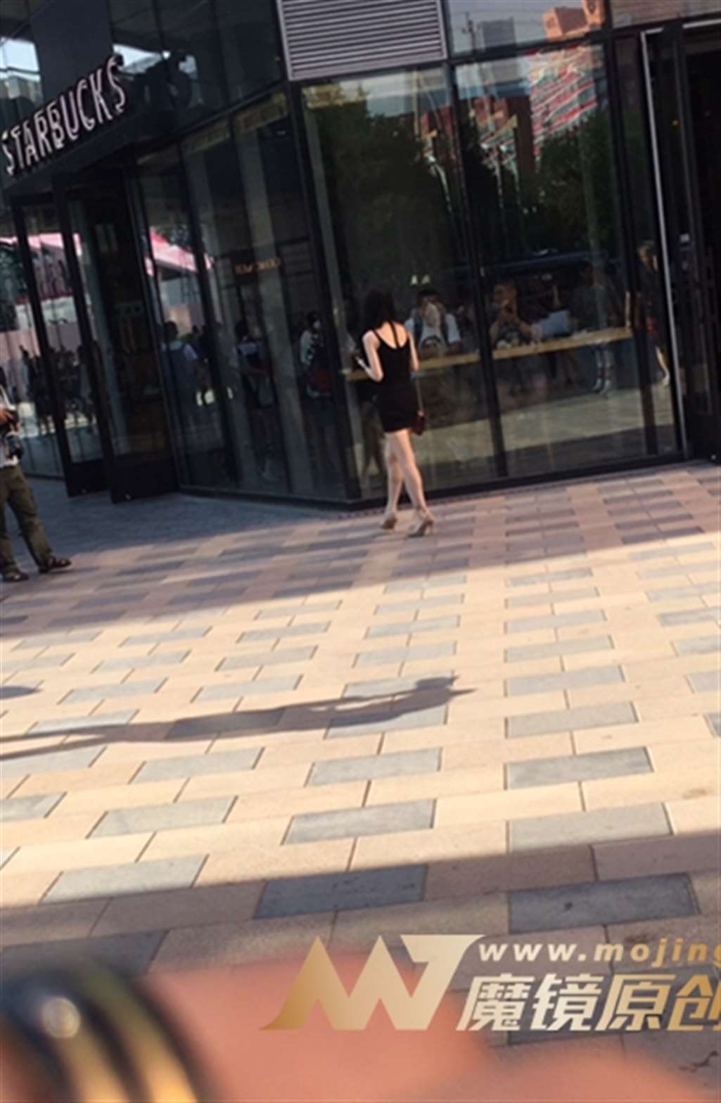 图片[3]-【红石赛帖】黑色包臀高跟美女-街拍流行馆