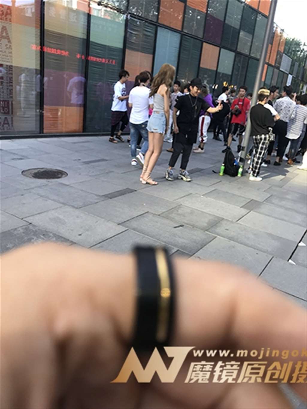 图片[3]-【街拍之魂赛帖】B72、性感吊带热裤美女-街拍流行馆