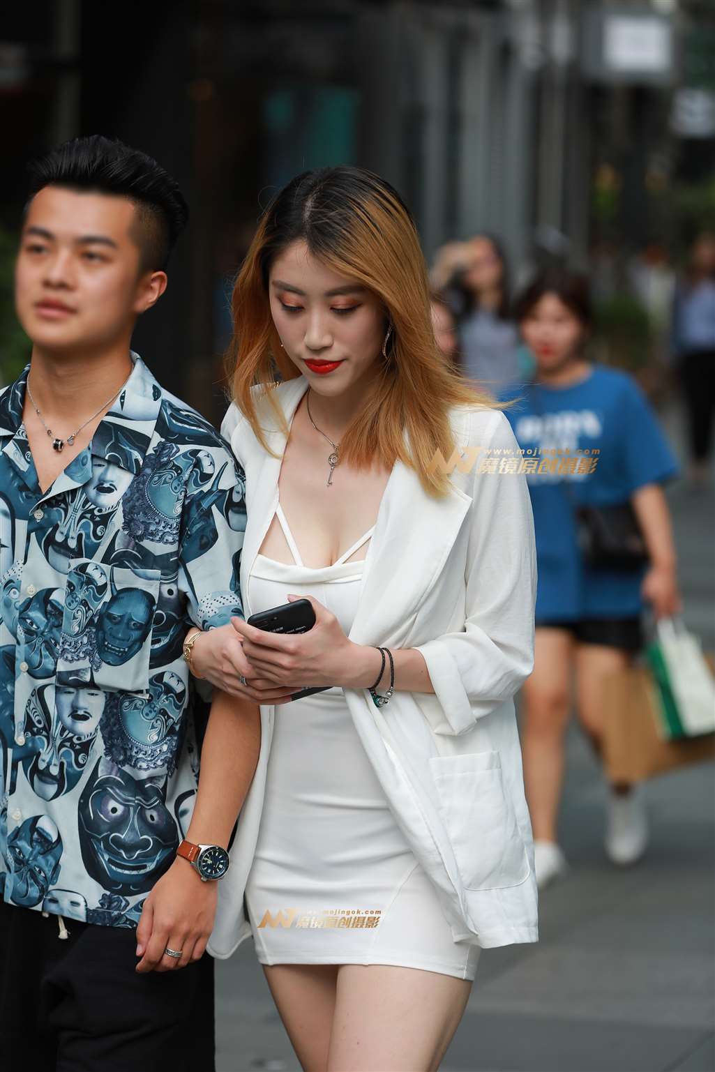 图片[5]-【视觉冲击赛帖】幸福的微笑，性感低胸女友-街拍流行馆