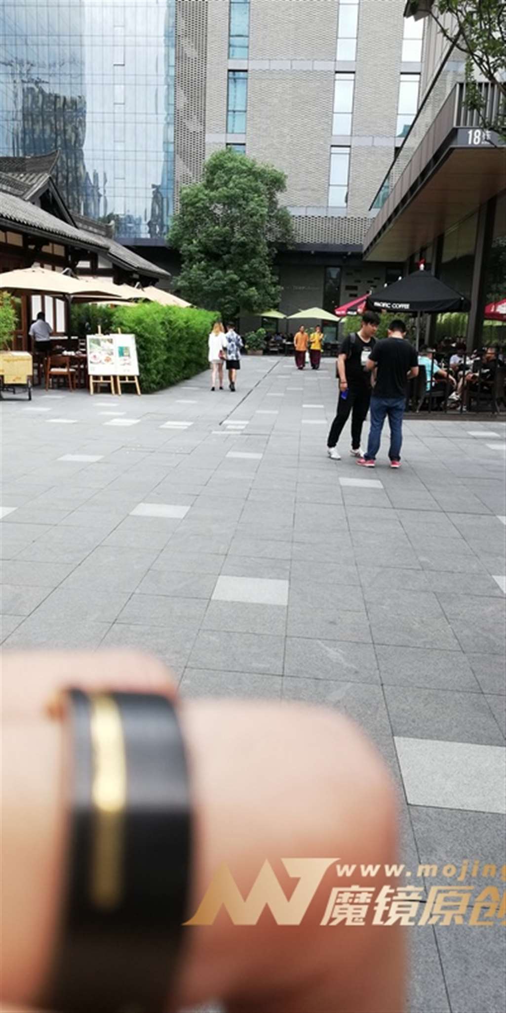 图片[3]-【视觉冲击赛帖】幸福的微笑，性感低胸女友-街拍流行馆