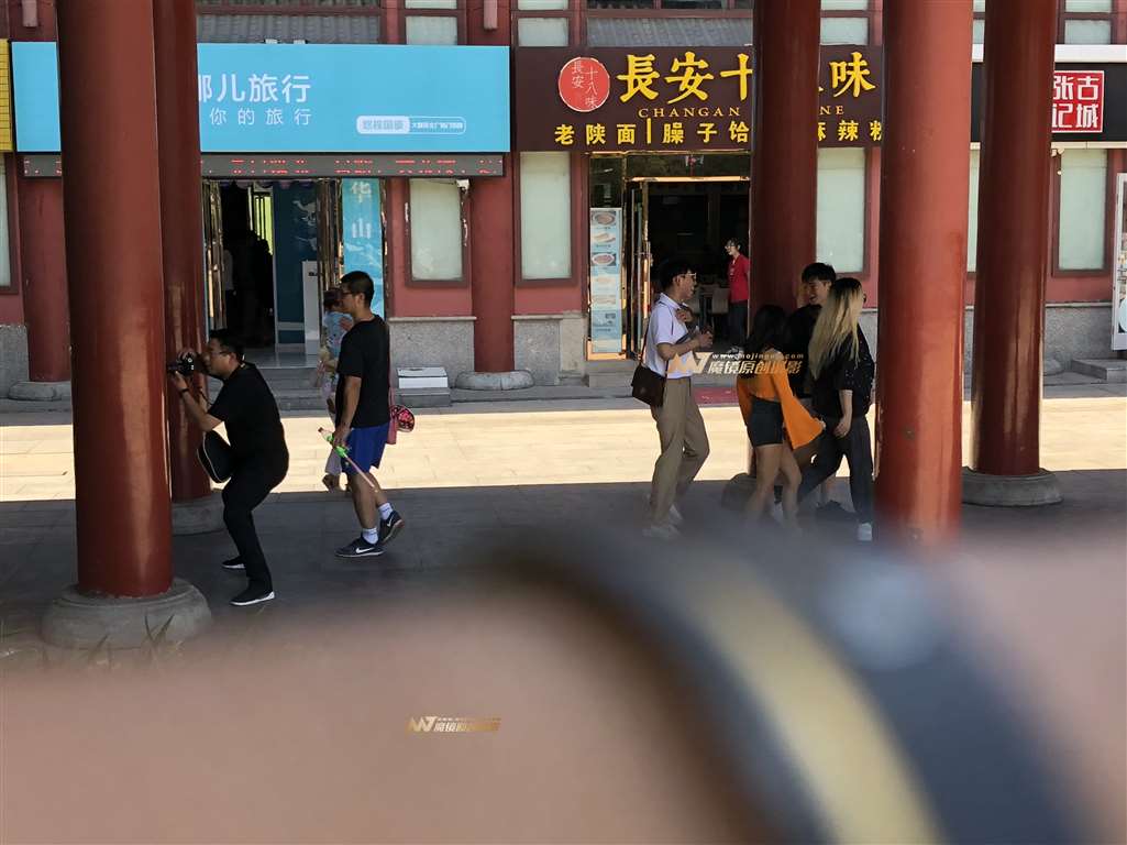 图片[2]-【兰青赛贴】包臀短裤虹彩妹妹-街拍流行馆