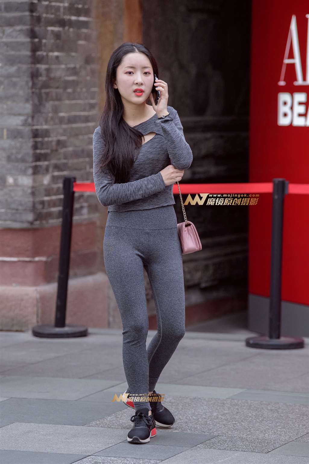 图片[1]-【久久赛帖】娇小玲珑紧身裤美女-街拍流行馆