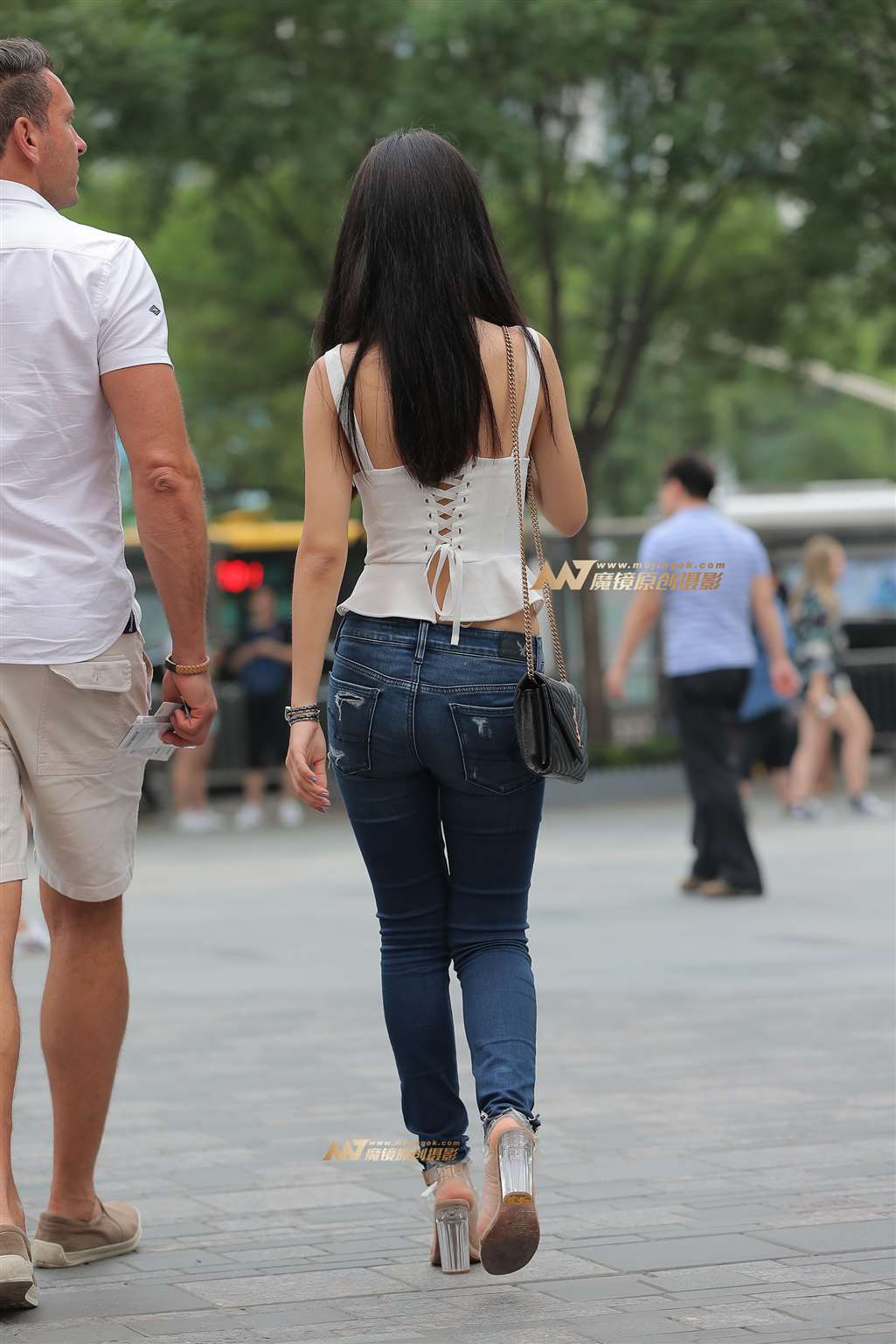 图片[2]-【街拍之魂赛帖】B75、走路特别会扭的少妇-街拍流行馆