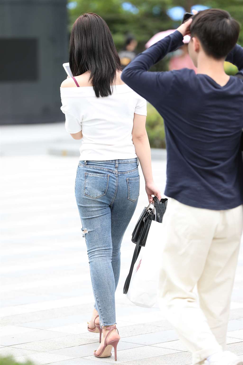 图片[5]-【辉辉赛贴-第七贴】紧身肥臀牛仔裤小姐姐-街拍流行馆