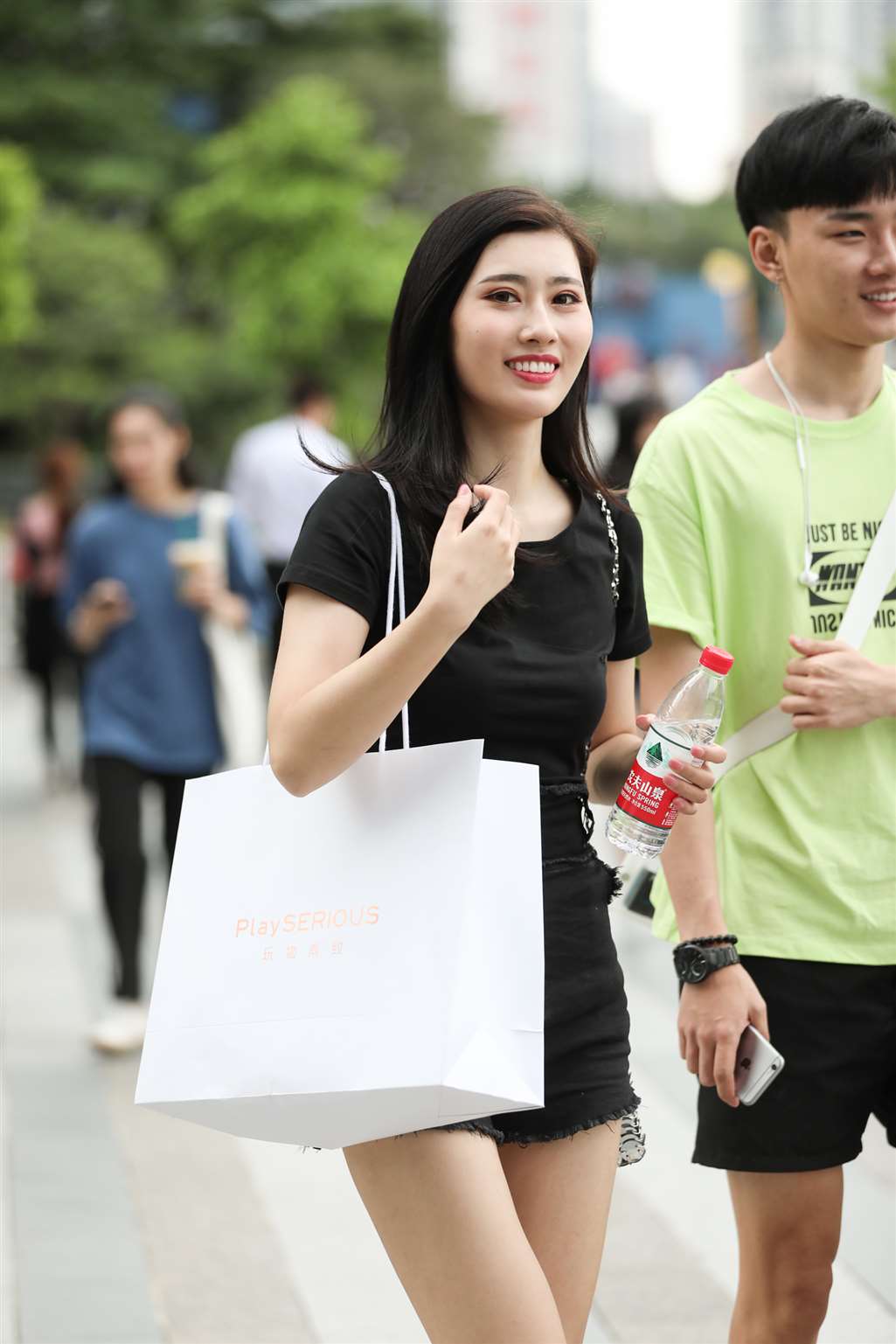 图片[1]-【辉辉赛贴-第九贴】绑带露背漂亮小姐姐-街拍流行馆