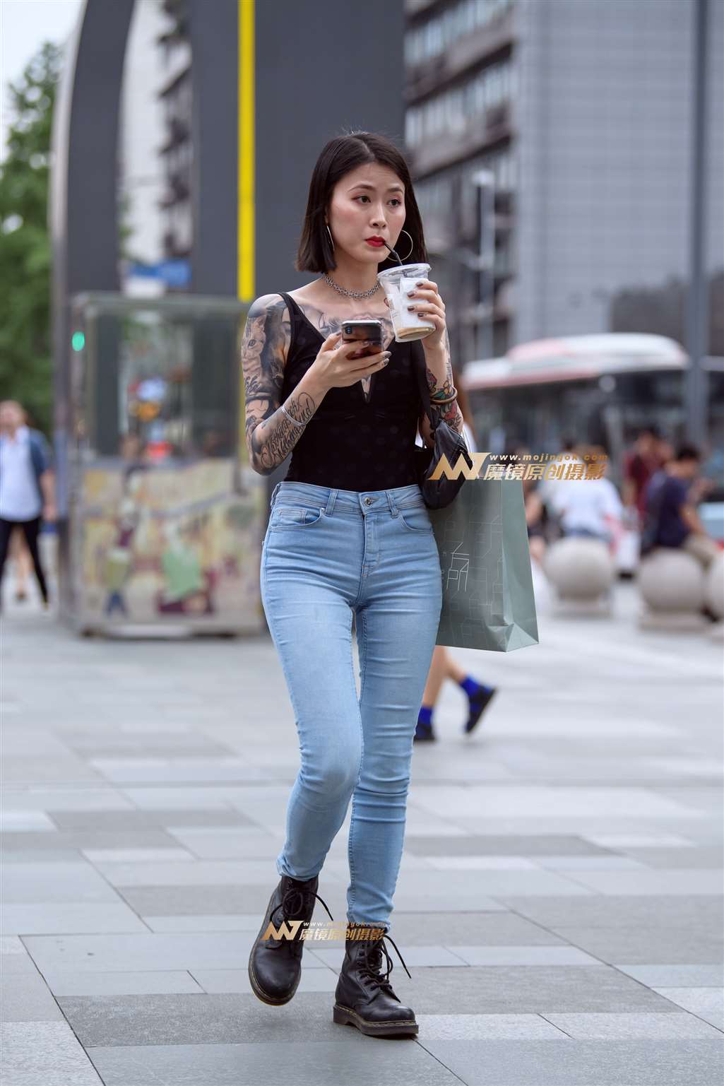 图片[1]-【久久赛帖】潮流紧身牛仔裤美女-街拍流行馆