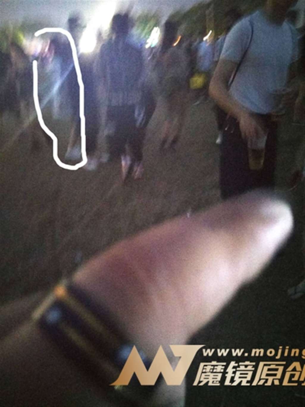 图片[3]-【咔喳赛贴】淡定从容的热裤美眉-街拍流行馆