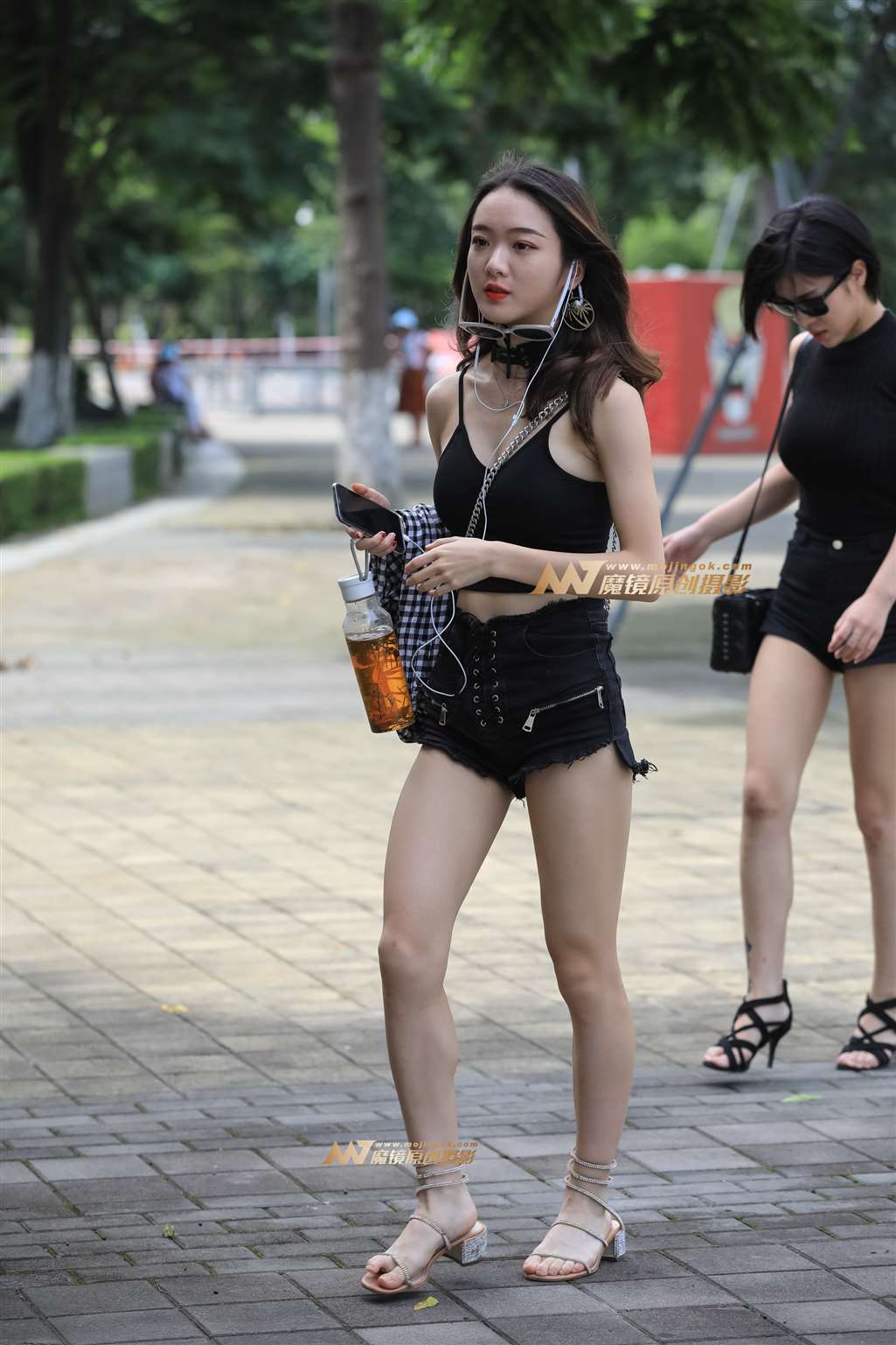 图片[1]-【凯恩赛帖】热裤美眉-街拍流行馆