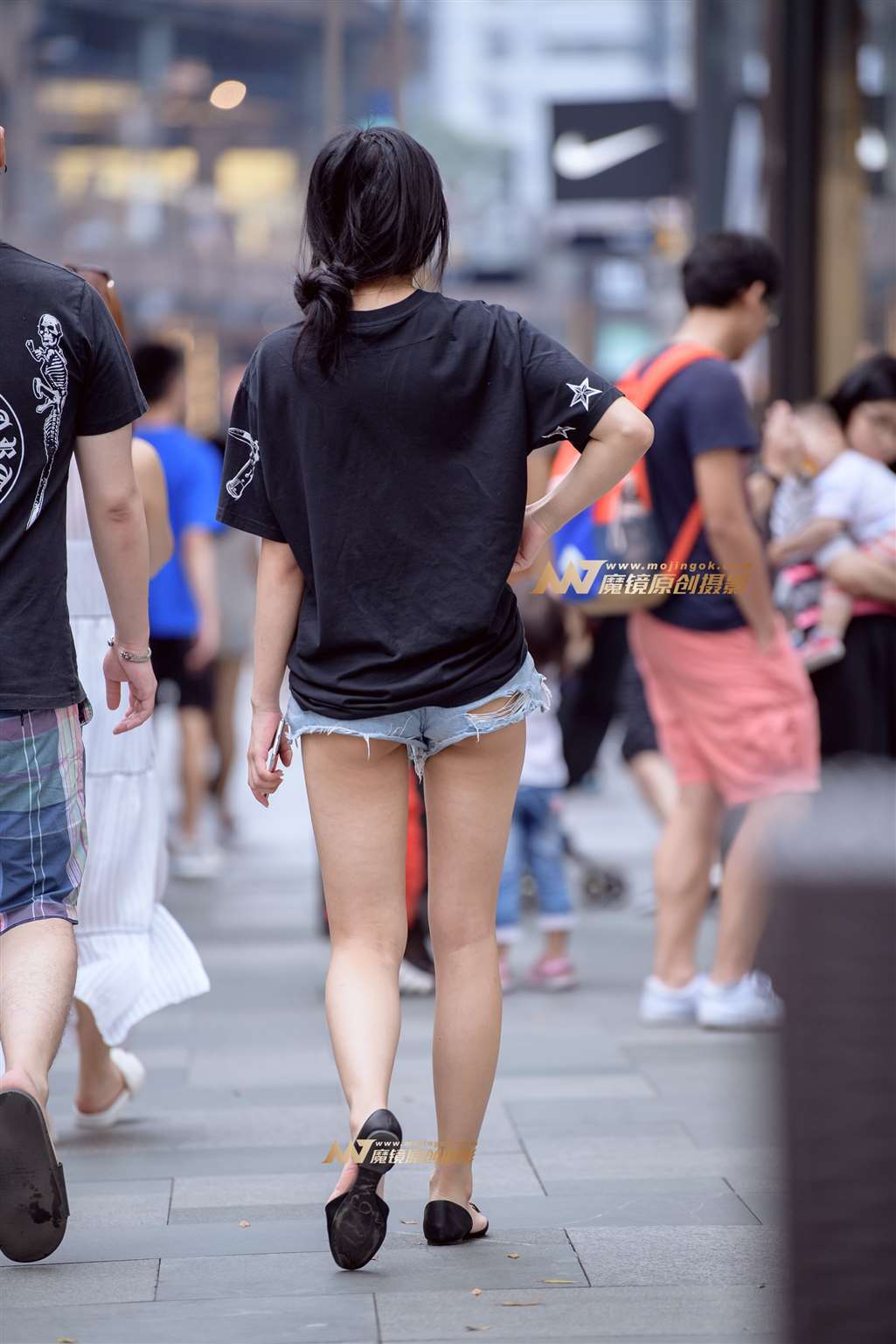 图片[2]-【久久赛帖】超短热裤妹子小露月牙-街拍流行馆