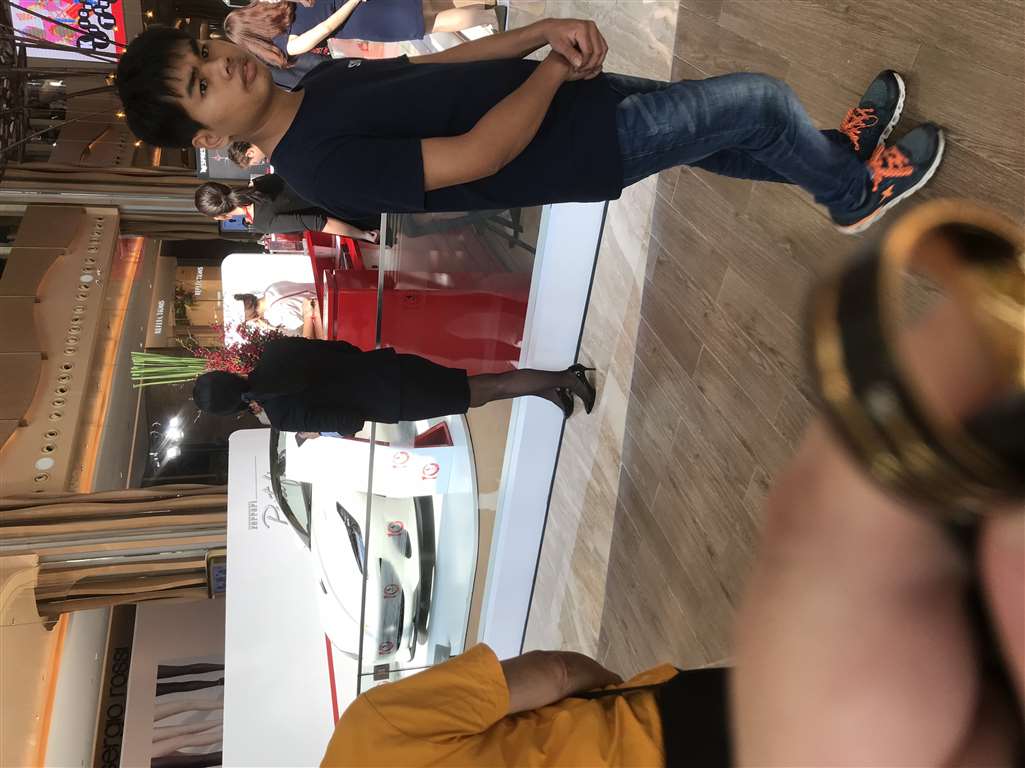 图片[3]-【辉辉赛贴-第十四贴】法拉利黑丝美腿销售员-街拍流行馆