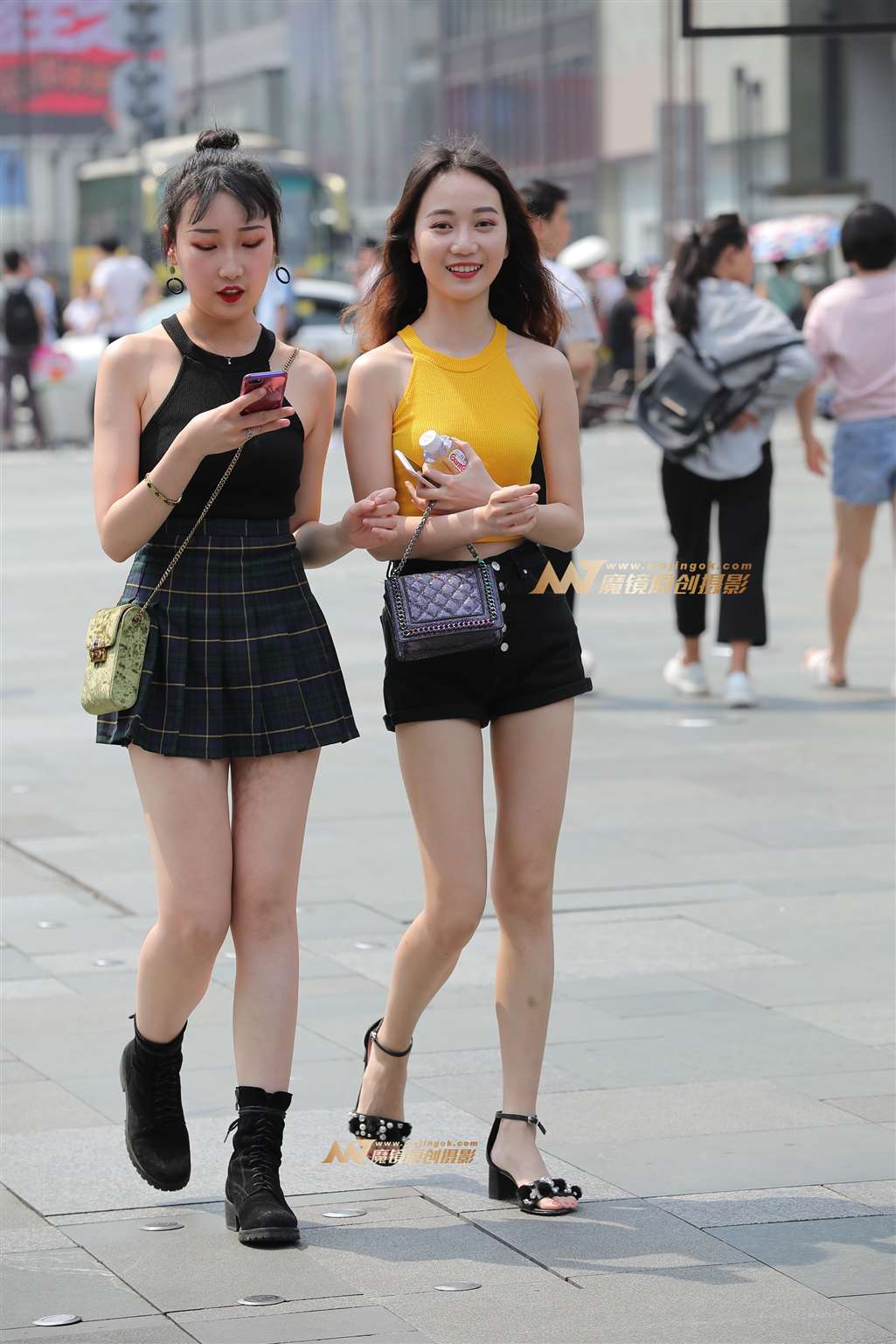图片[1]-【凯恩赛帖】两个肌肤白嫩的学生妹妹-街拍流行馆