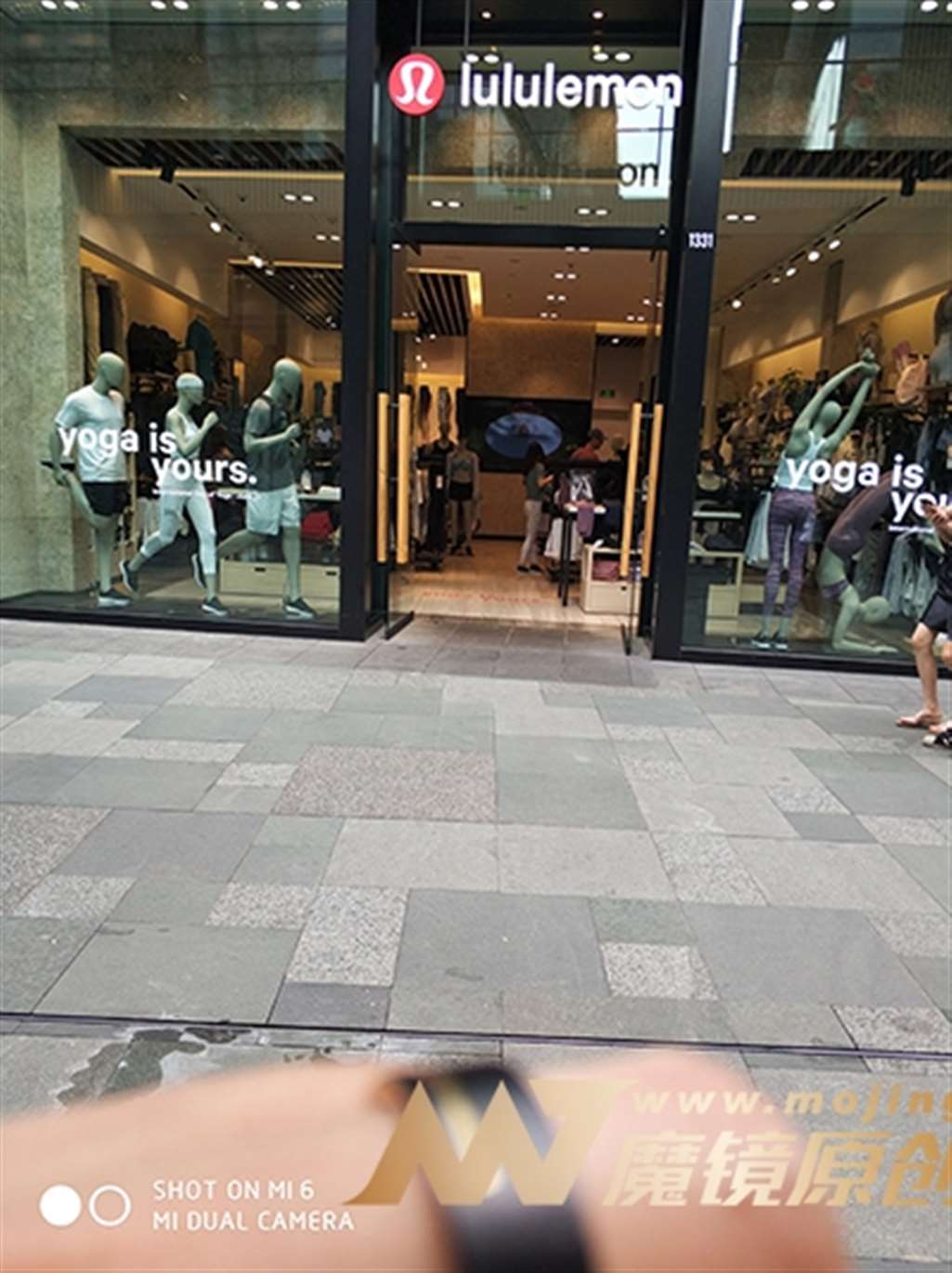 图片[3]-【久久赛帖】灰白色瑜伽裤店员-街拍流行馆