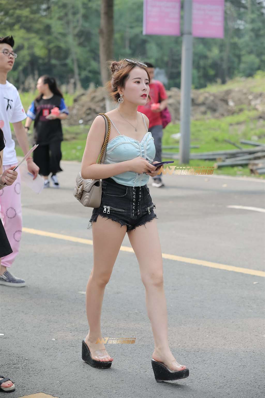 图片[1]-热裤长腿-街拍流行馆