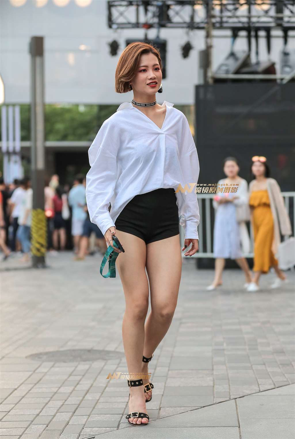 图片[1]-【街拍之魂赛帖】B85、清爽短发配美腿-街拍流行馆