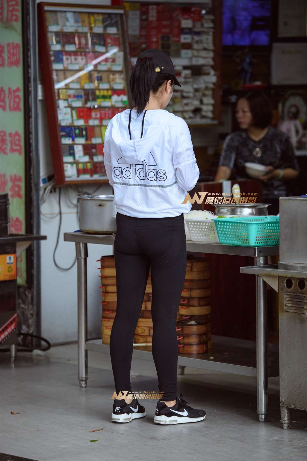 图片[4]-【久久赛帖】黑色紧身裤美女骑小黄车-街拍流行馆