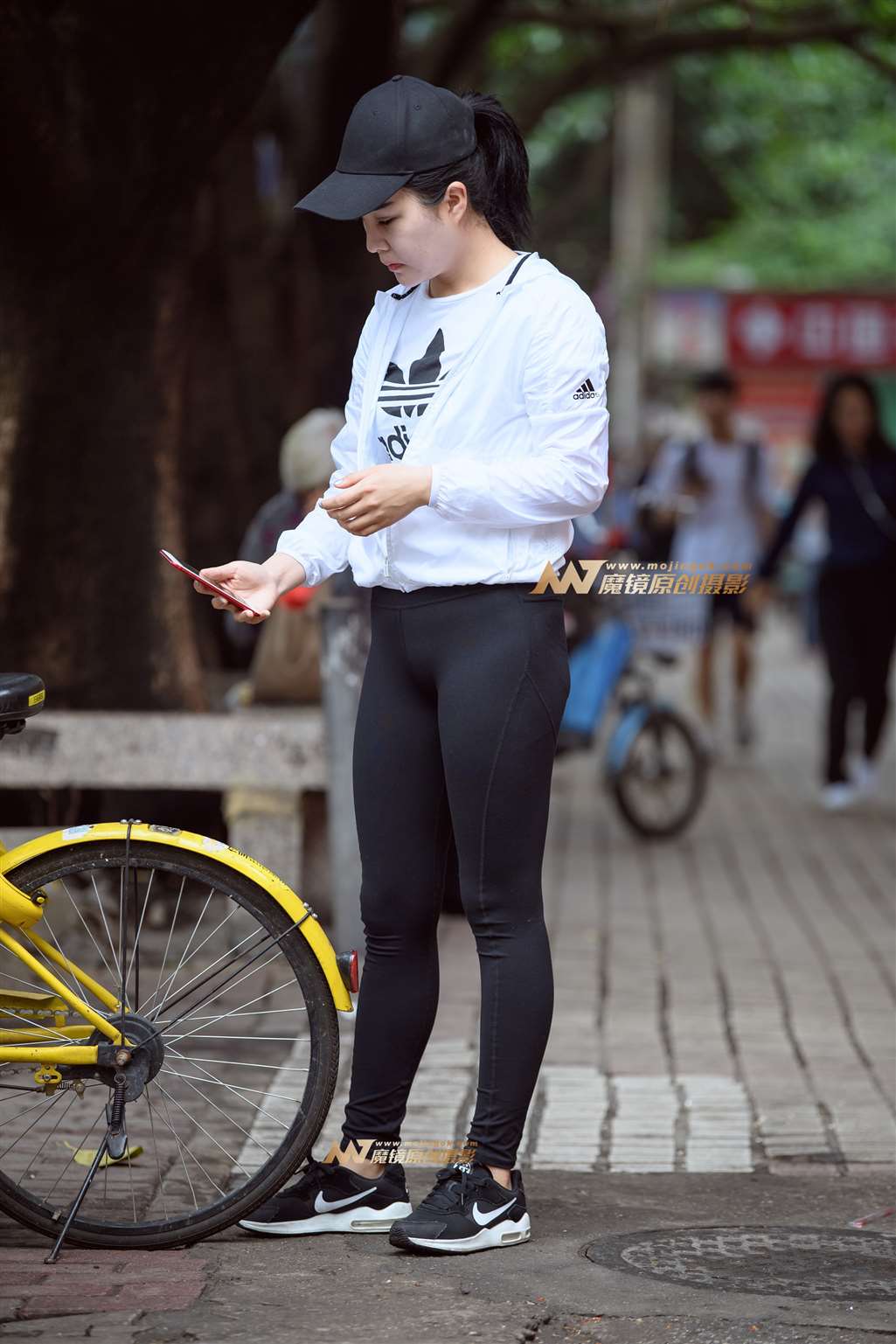 图片[1]-【久久赛帖】黑色紧身裤美女骑小黄车-街拍流行馆
