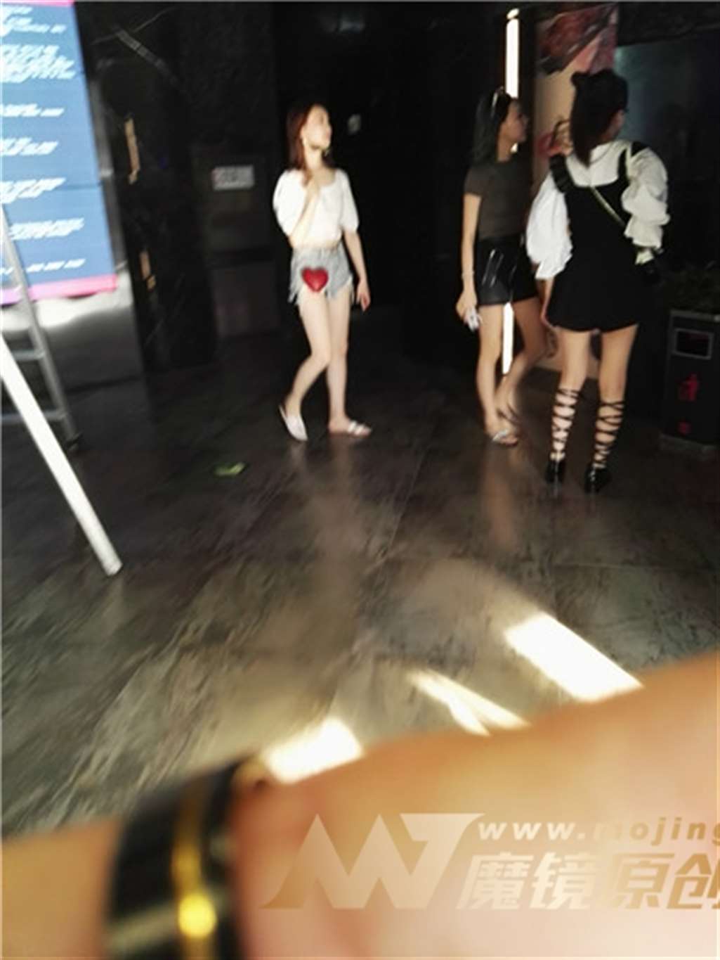 图片[3]-左手倒影赛帖：热裤性感小美女-街拍流行馆