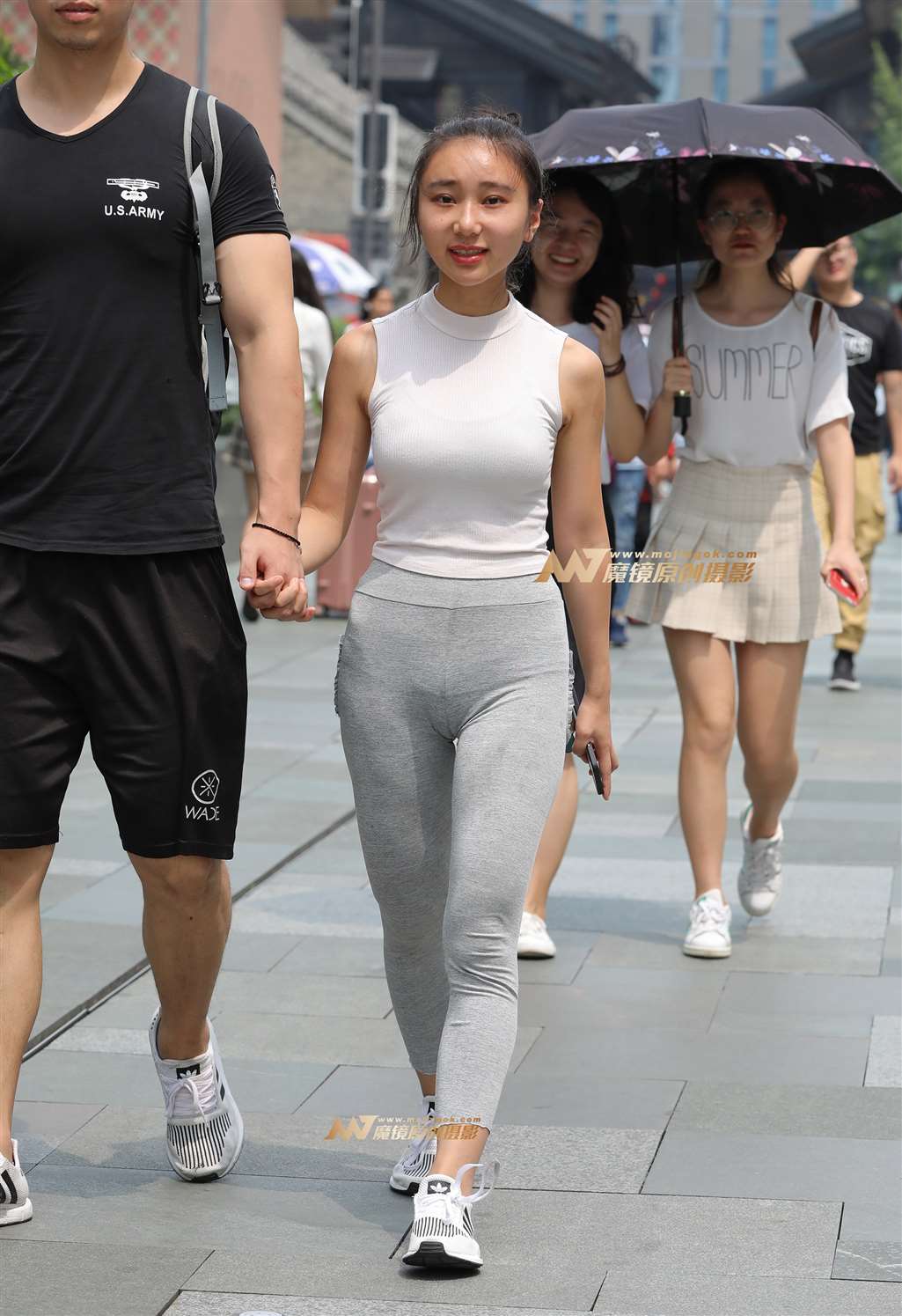 图片[1]-【视觉冲击赛帖】性感迷人女友，薄而透气的健美裤-街拍流行馆