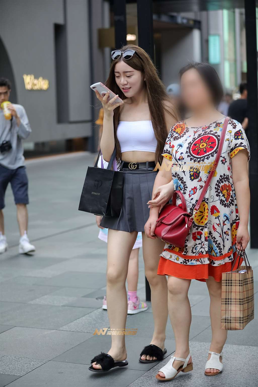 图片[1]-【凯恩赛帖】陪妈妈逛街的漂亮女孩-街拍流行馆