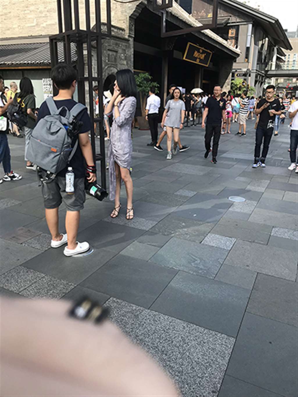 图片[3]-【辉辉赛贴-第二十五贴】灰色长裙长腿短发美女-街拍流行馆