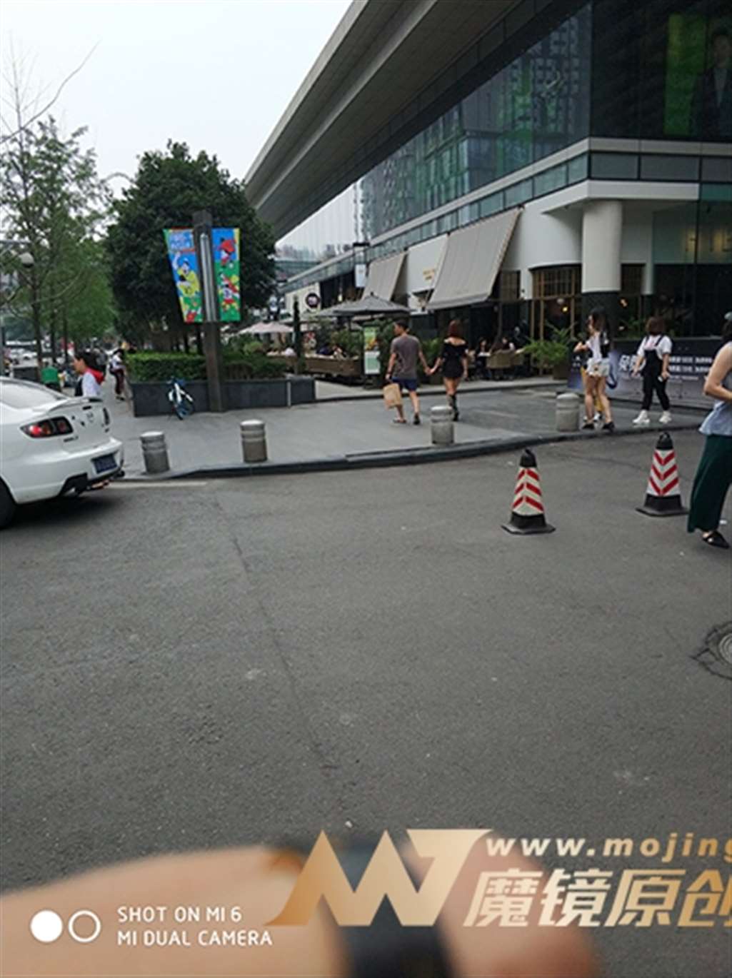 图片[3]-【久久赛帖】罗马鞋热裤月牙美眉-街拍流行馆