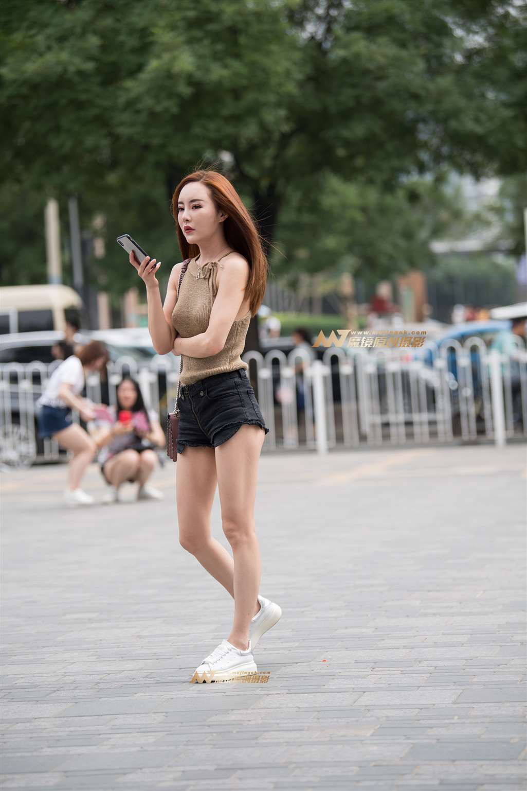 图片[1]-【一只傻麋鹿赛帖】等朋友的黑色热裤美女-街拍流行馆