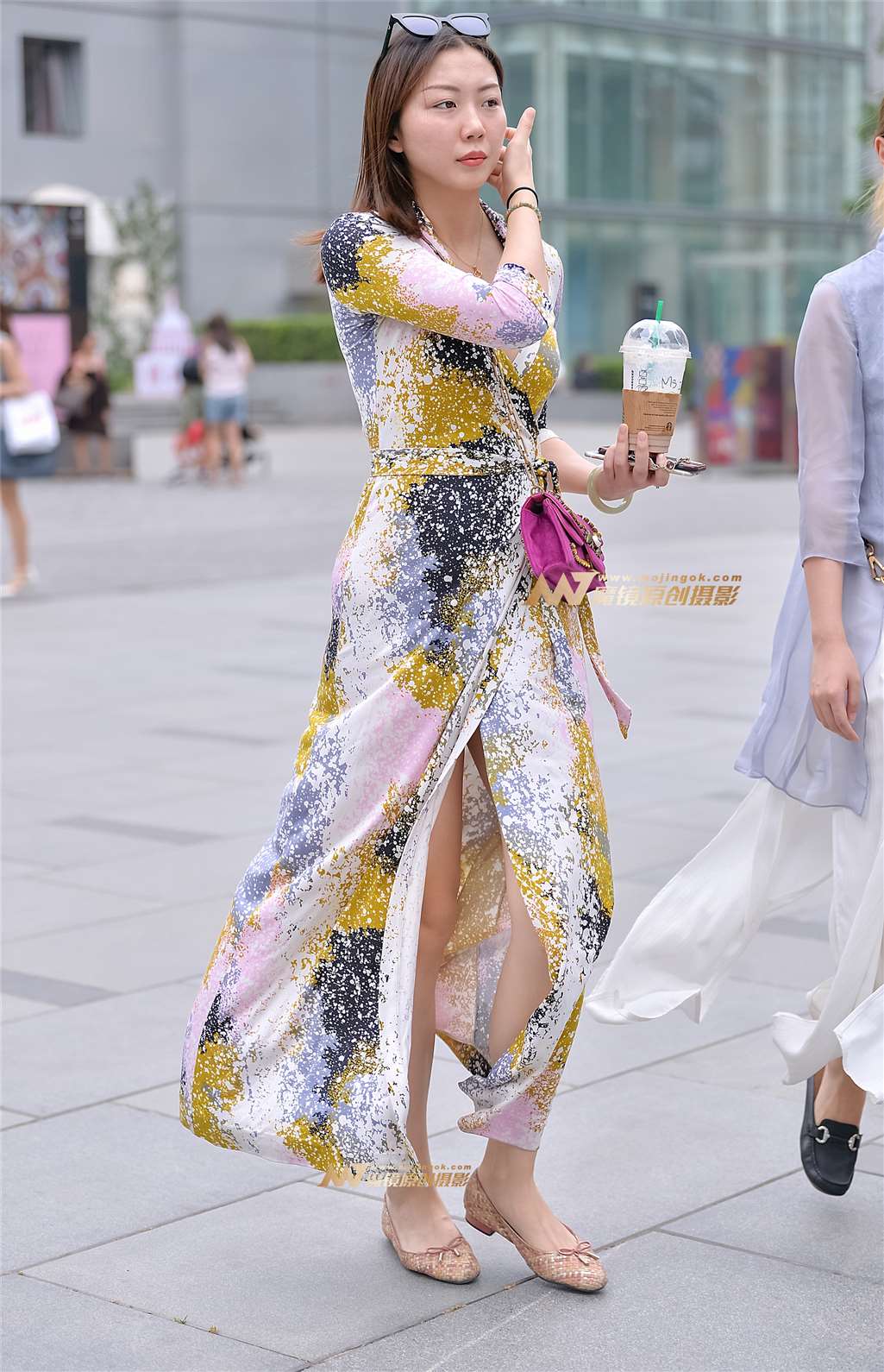 图片[2]-长裙美女温文尔雅，性感魅力-街拍流行馆