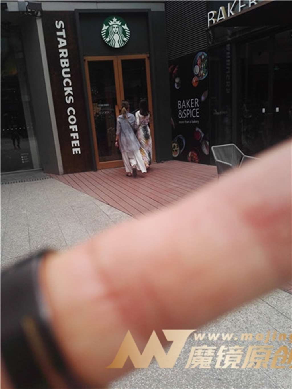 图片[3]-长裙美女温文尔雅，性感魅力-街拍流行馆