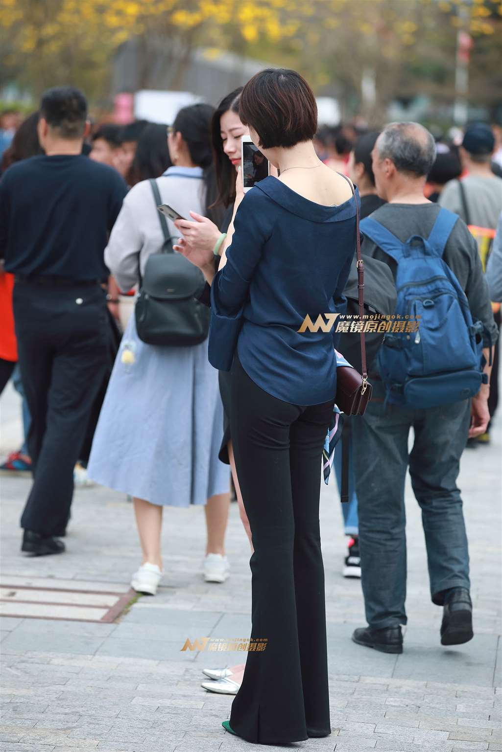 图片[1]-紧身喇叭裤，长腿-街拍流行馆