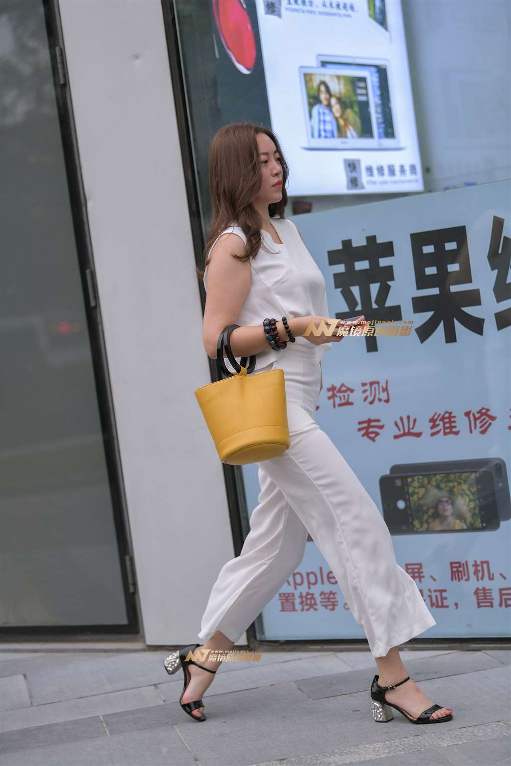 图片[1]-【一只傻麋鹿赛帖】傍晚偶遇气质白裤美女-难以忘怀-街拍流行馆