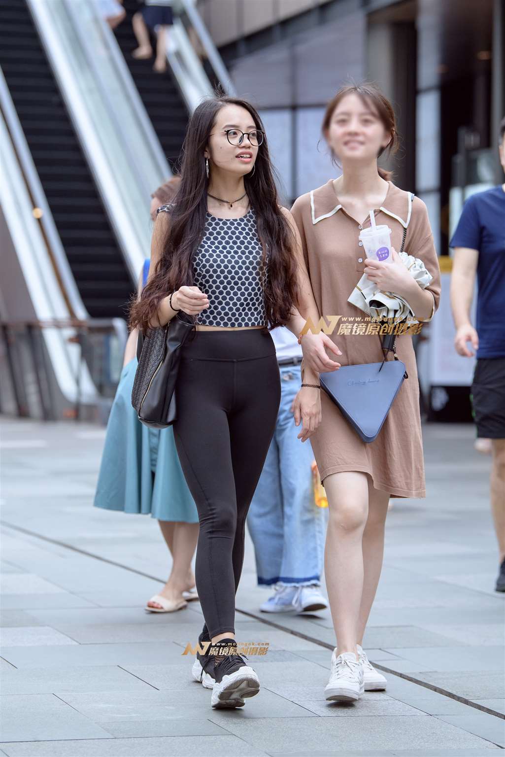 图片[4]-【久久赛帖】紧身黑裤四眼妹-街拍流行馆