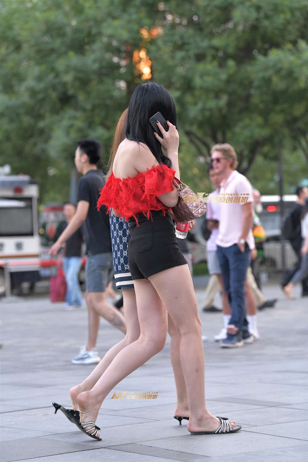 图片[2]-【街拍之魂赛帖】B99、等人的红衣长发美女-街拍流行馆