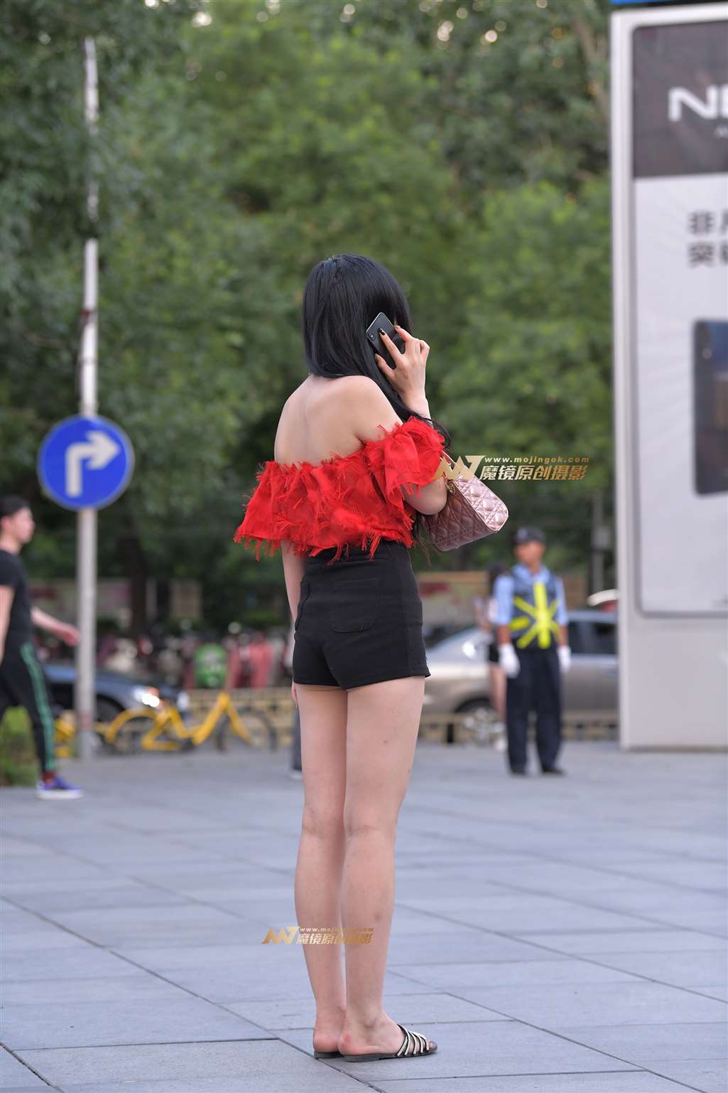 图片[4]-【街拍之魂赛帖】B99、等人的红衣长发美女-街拍流行馆