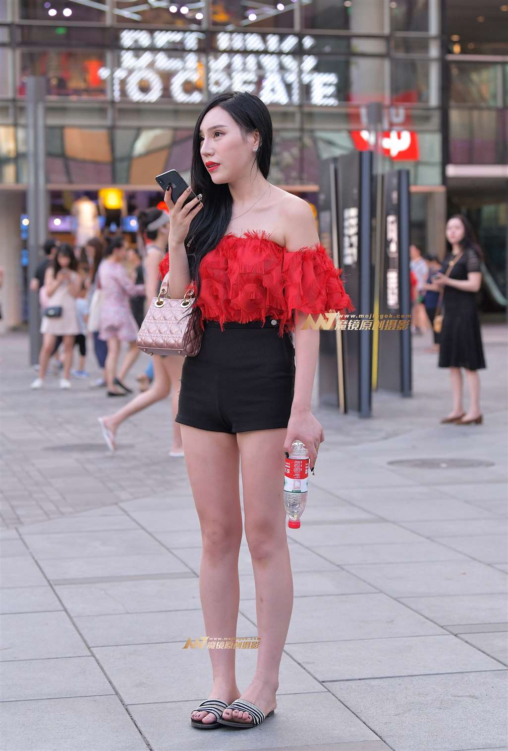 图片[5]-【街拍之魂赛帖】B99、等人的红衣长发美女-街拍流行馆