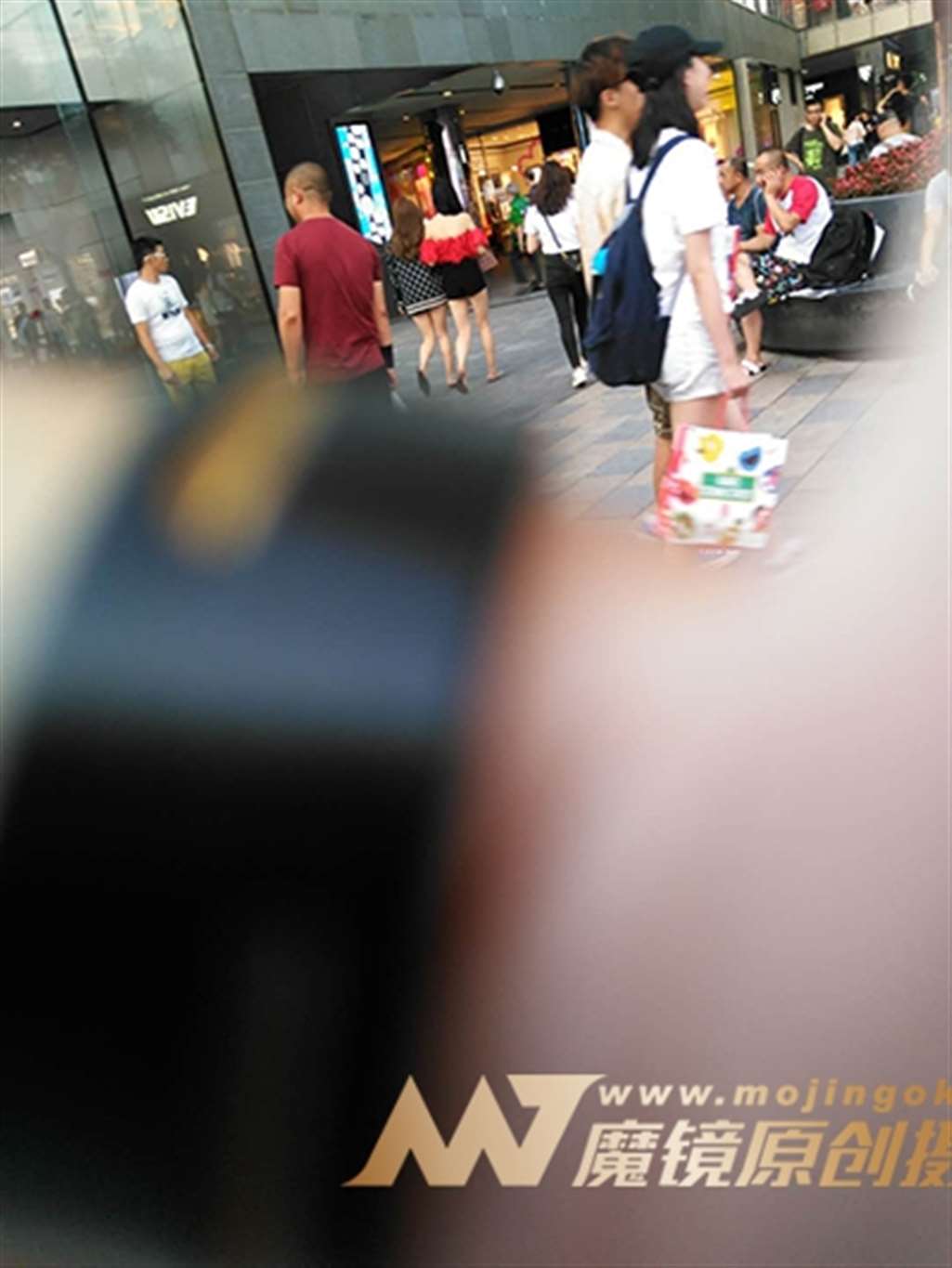 图片[3]-【街拍之魂赛帖】B99、等人的红衣长发美女-街拍流行馆