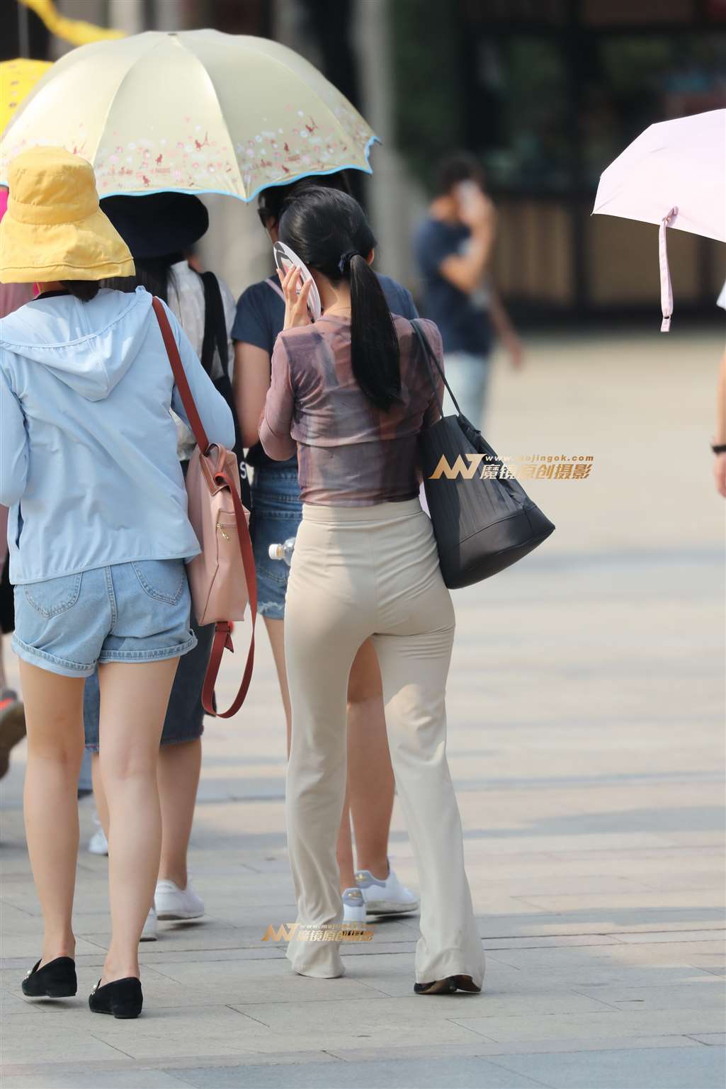 图片[1]-【兰青赛帖】难得碰到的紧身薄裤少妇-街拍流行馆