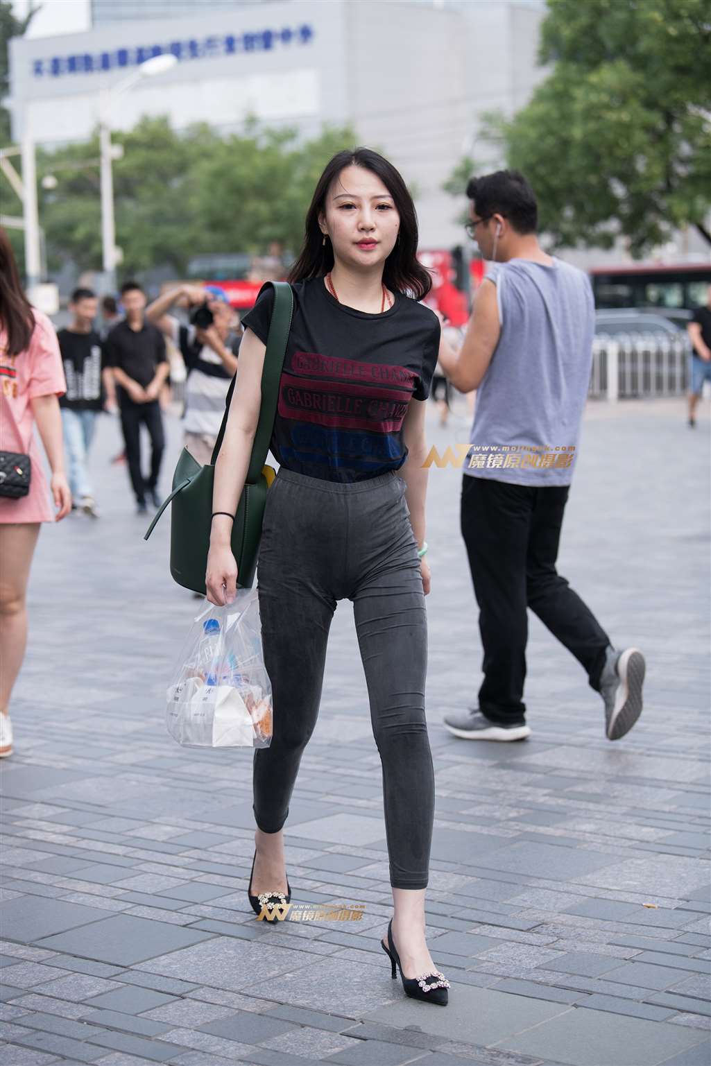 图片[1]-【一只傻麋鹿赛帖】干练紧身灰裤美少妇-街拍流行馆