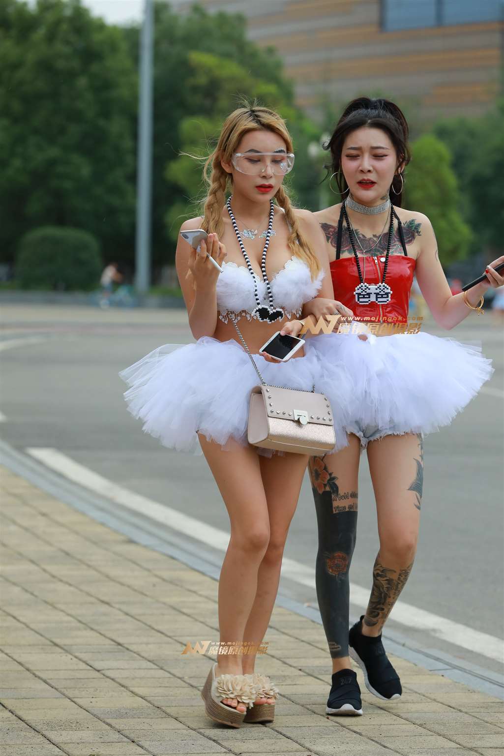 图片[1]-【视觉冲击赛帖】性感低胸，两个白天鹅-街拍流行馆