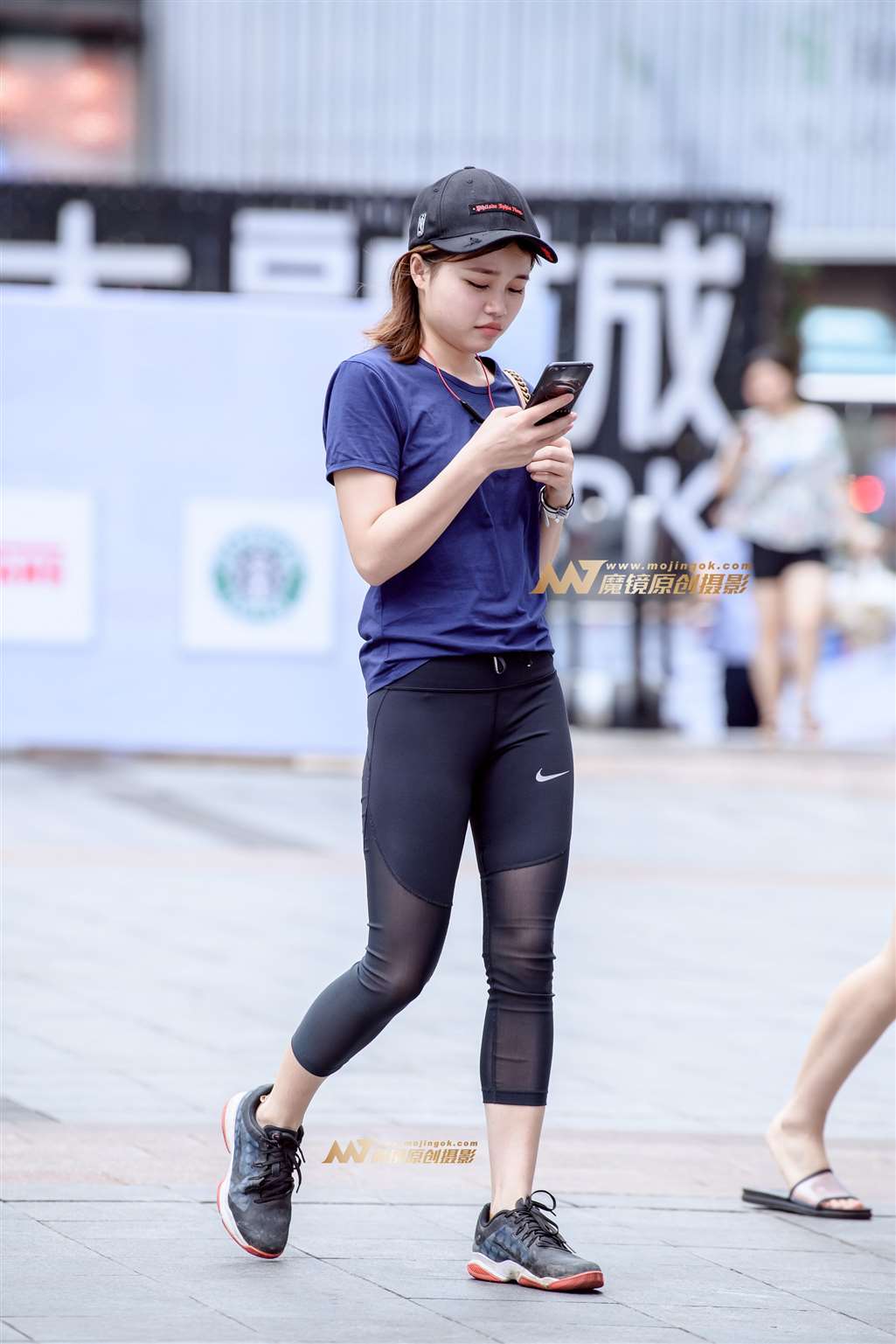 图片[1]-【久久赛帖】耐克紧身裤美女-街拍流行馆