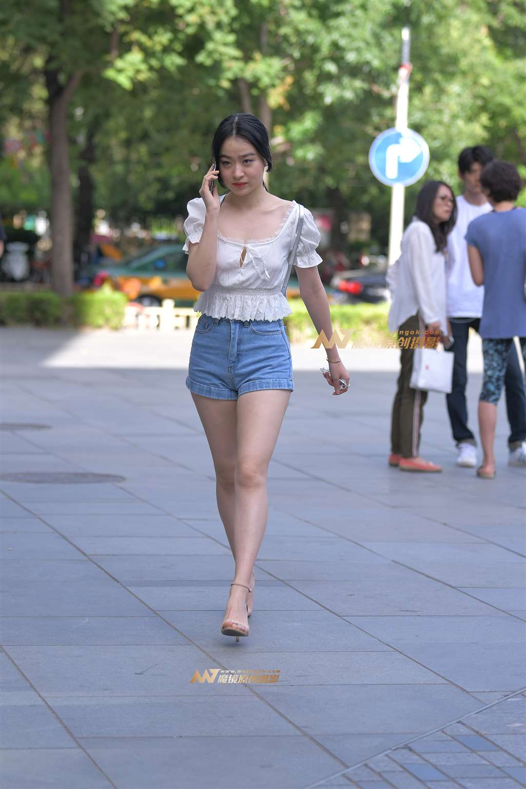 图片[1]-【红石赛帖】爱笑的长腿高跟美女-街拍流行馆