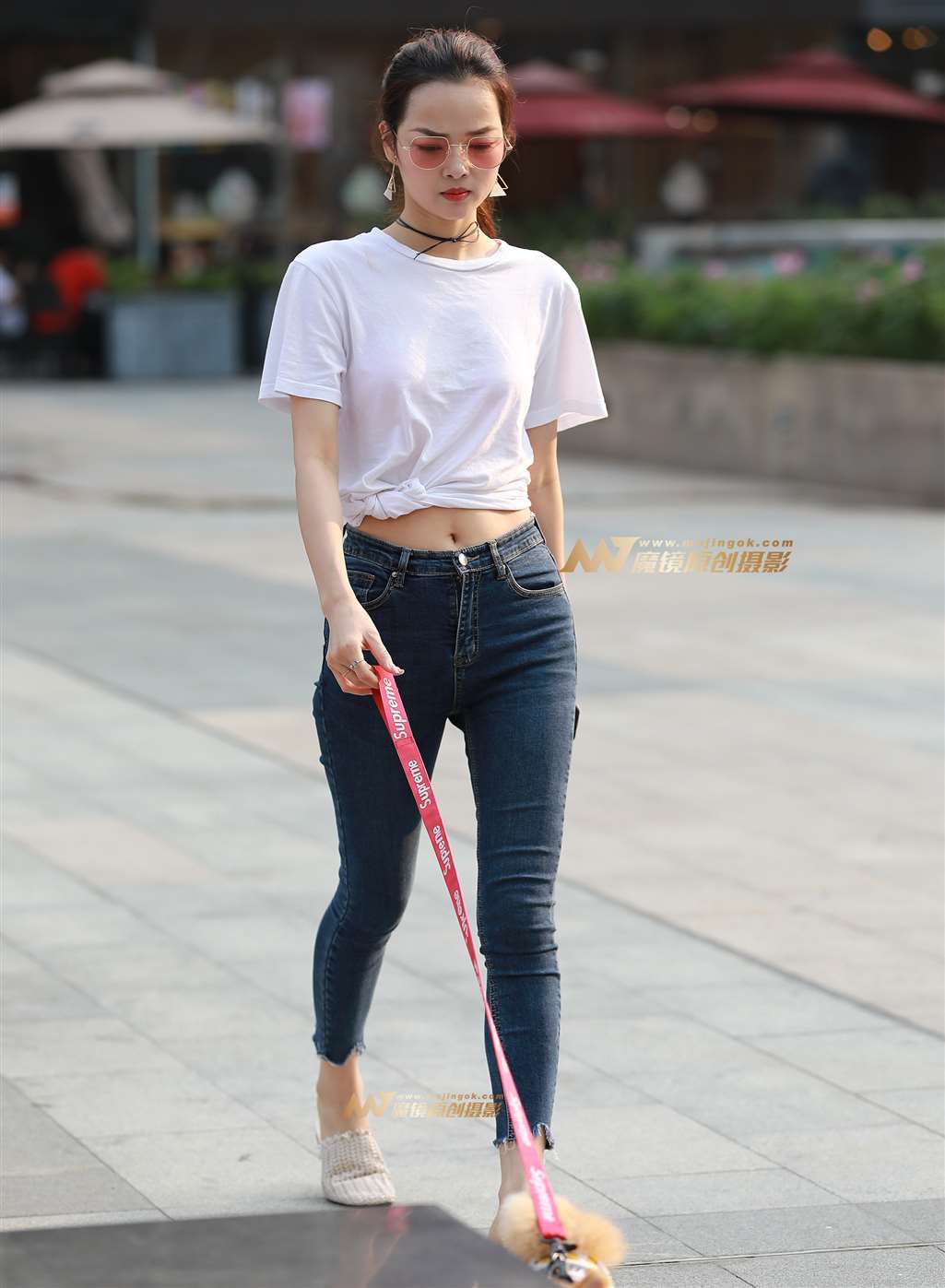 图片[1]-【视觉冲击赛帖】美美哒，遛狗 紧牛美女-街拍流行馆