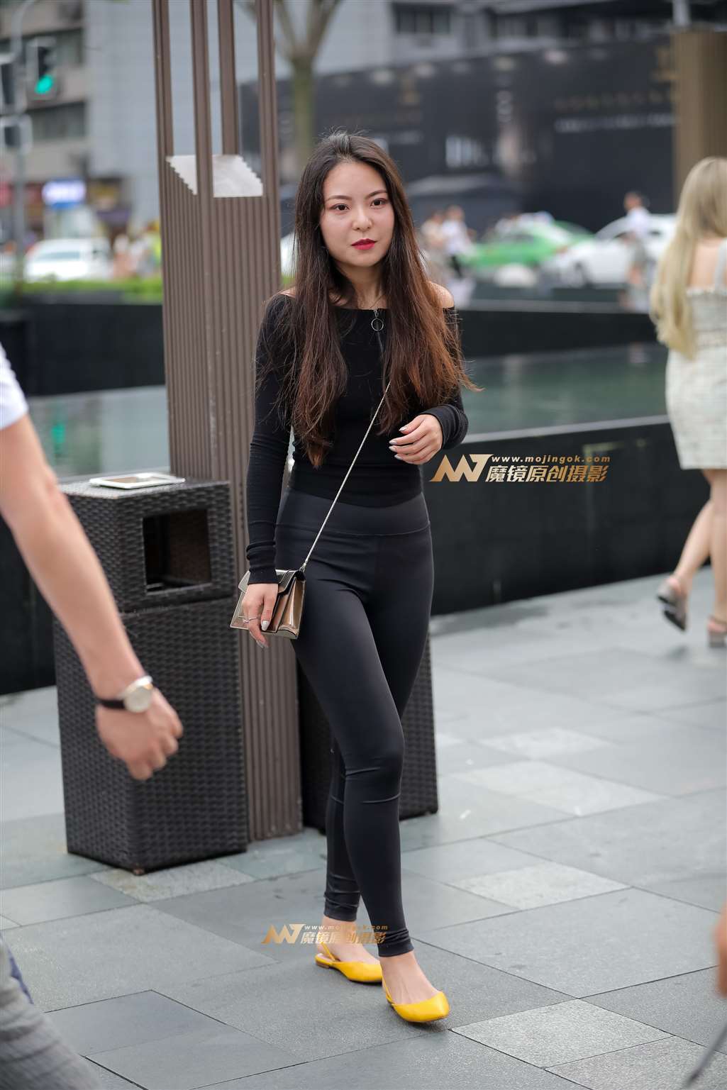 图片[3]-【凯恩赛帖】长相甜美的瑜伽裤美女-街拍流行馆