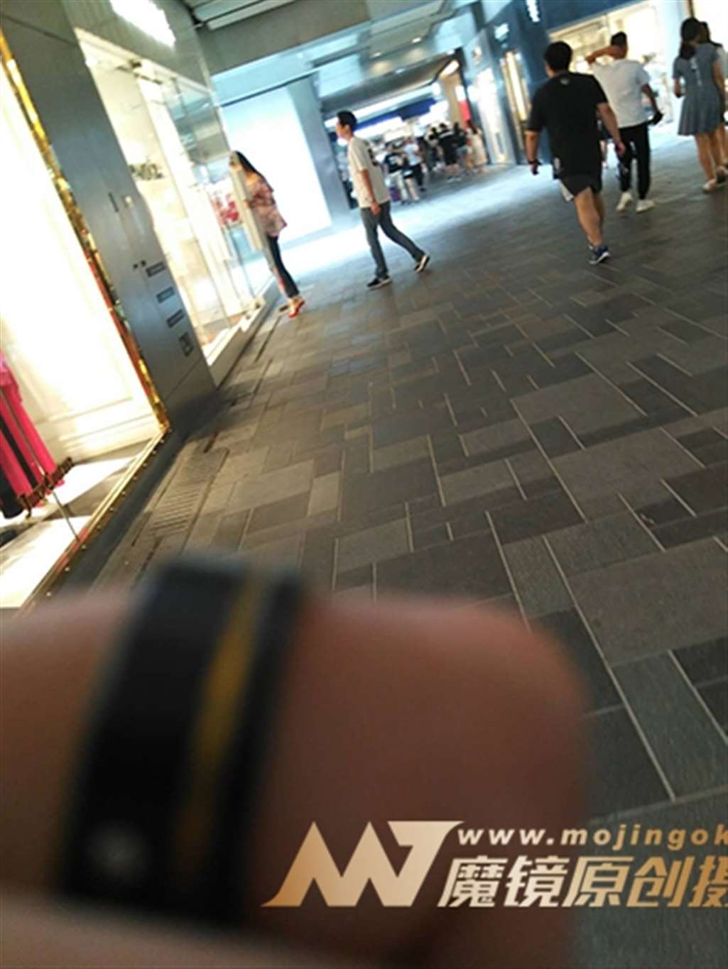 图片[3]-【街拍之魂赛帖】醒目的红色高跟牛仔少妇-街拍流行馆