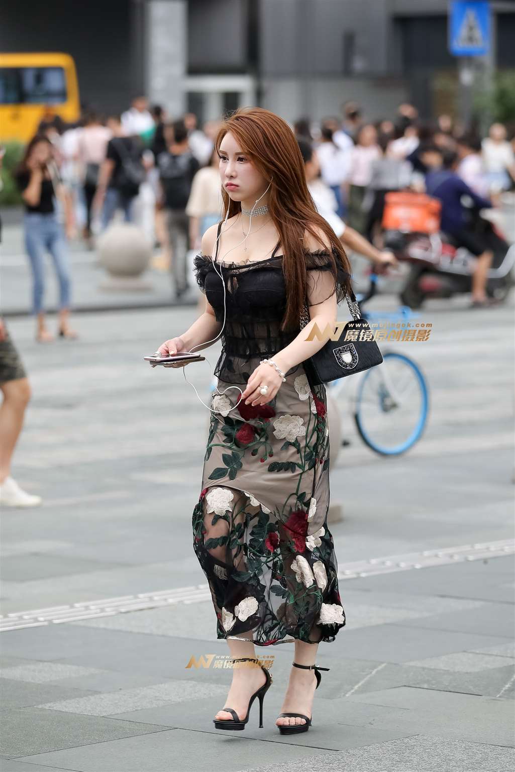 图片[1]-【凯恩赛帖】气质少妇-街拍流行馆