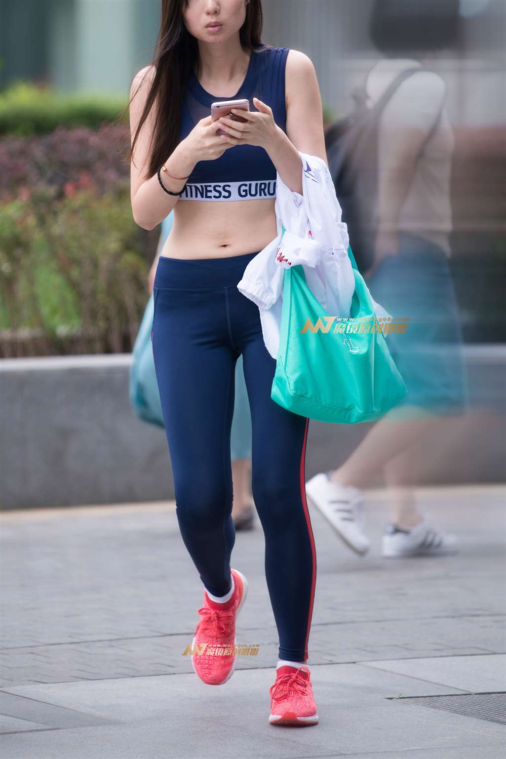 图片[5]-【一只傻麋鹿赛帖】匆匆而过的蓝色塑身瑜伽裤美女-街拍流行馆