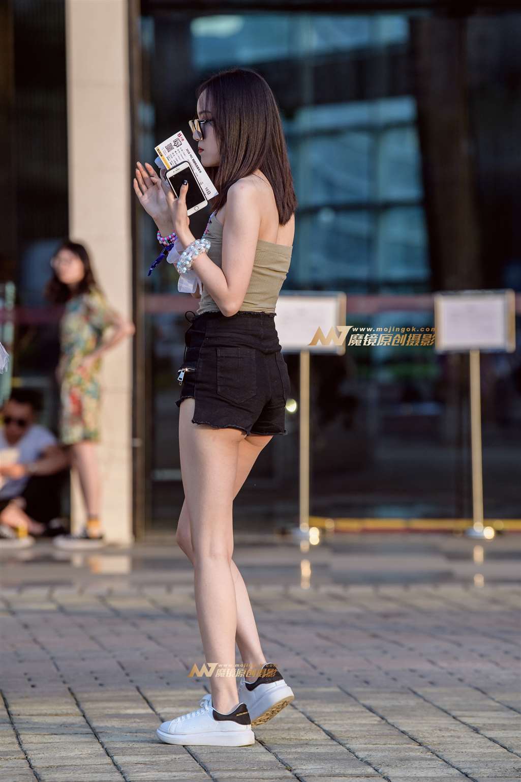 图片[2]-【久久赛帖】黑色热裤美女性感月牙-街拍流行馆