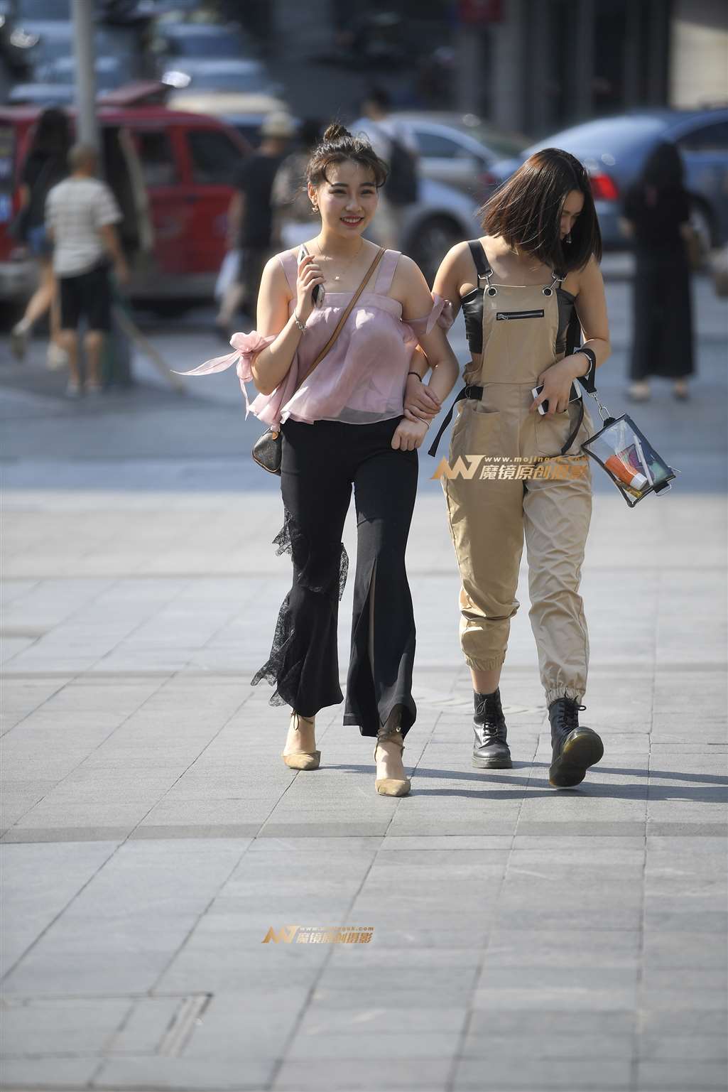 图片[3]-【一只傻麋鹿赛帖】粉衣黑裤美女-街拍流行馆