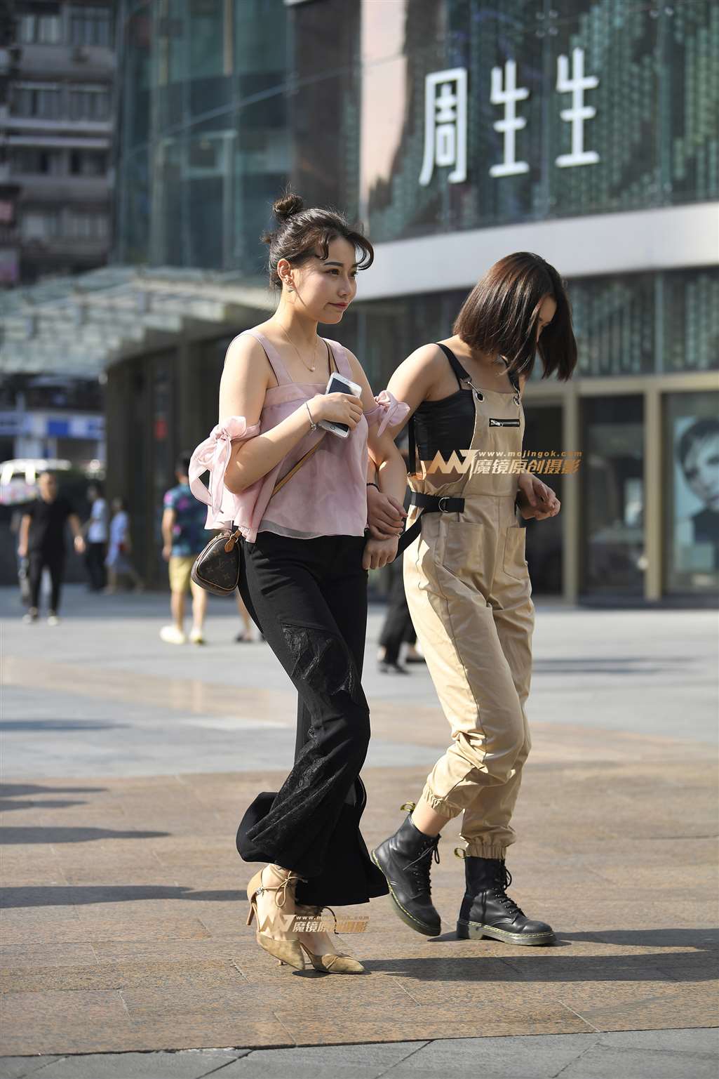 图片[4]-【一只傻麋鹿赛帖】粉衣黑裤美女-街拍流行馆