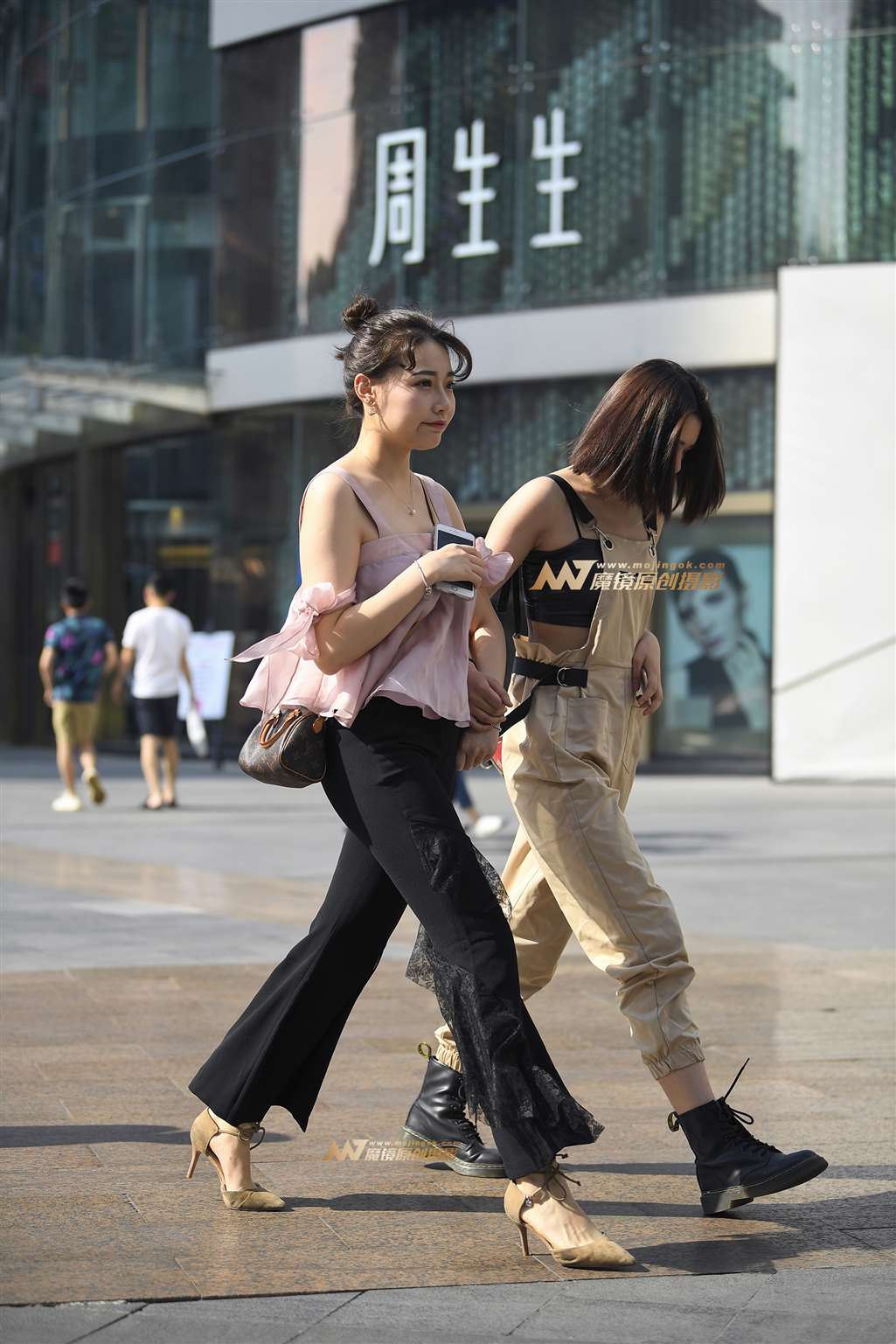 图片[5]-【一只傻麋鹿赛帖】粉衣黑裤美女-街拍流行馆