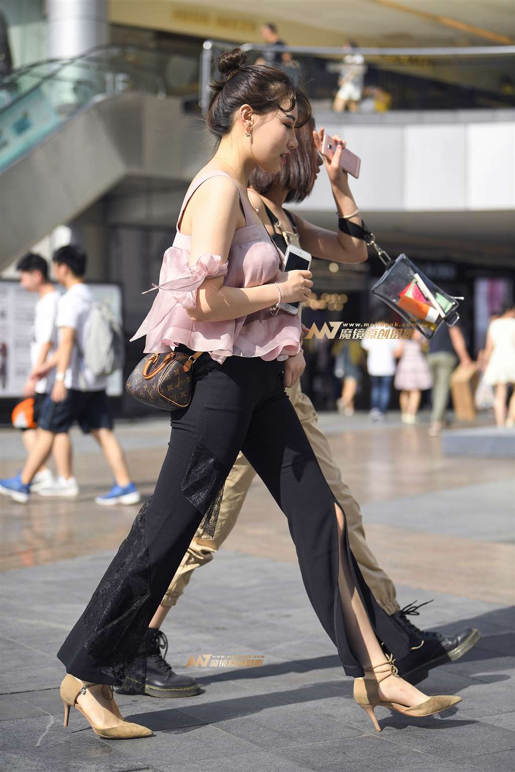 图片[1]-【一只傻麋鹿赛帖】粉衣黑裤美女-街拍流行馆